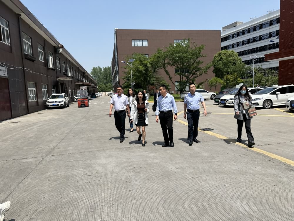 桐鄉市市委書記于會游一行蒞臨豪庭燈飾調研指